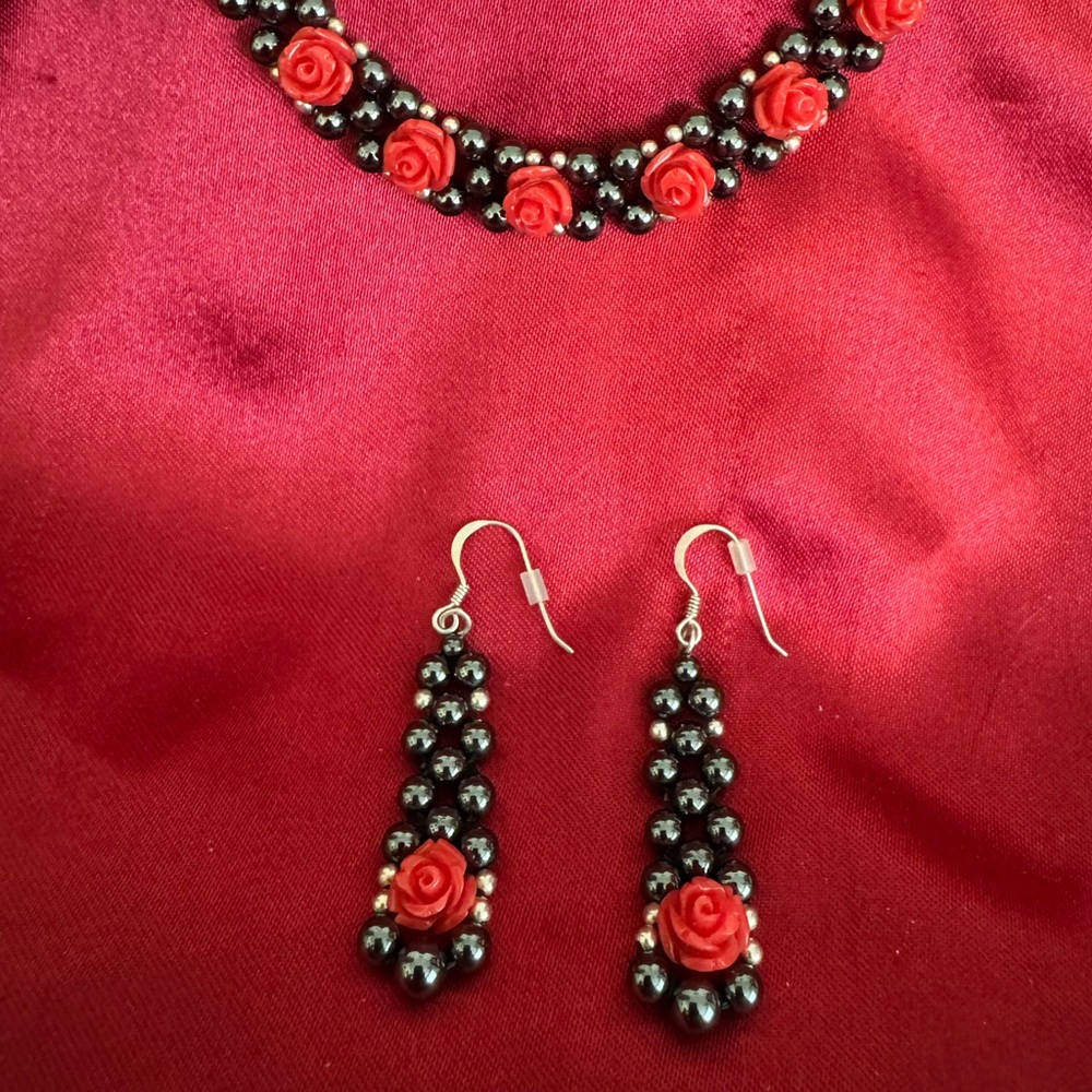 Red Jasper Roses and Black Hematite Beads Necklace and Earrings EC Hawaii - Picture 2 of 3